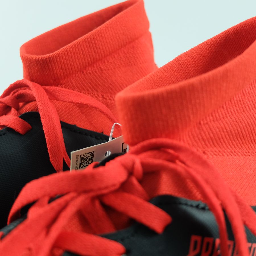 Phần cổ giày của đôi giày đá bóng size lớn màu đen đỏ