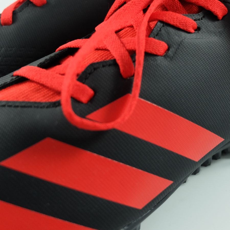 Hoạ tiết trên đôi giày đá bóng size lớn màu đen đỏ